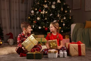 Czym się kierować, kupując dziecku prezent na święta?